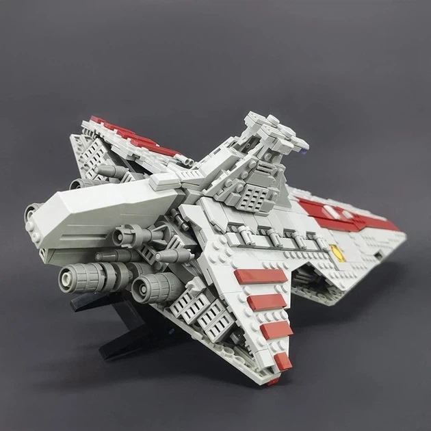 Конструктор звездный крейсер Венатор 67106 Star Wars космический корабль на 960 деталей для сборки модели боевого флагмана Галактической Республики с иллюминаторами пушками башнями и турбоускорителями размером 465 на 235 на 176 см для фанатов - изображение 3