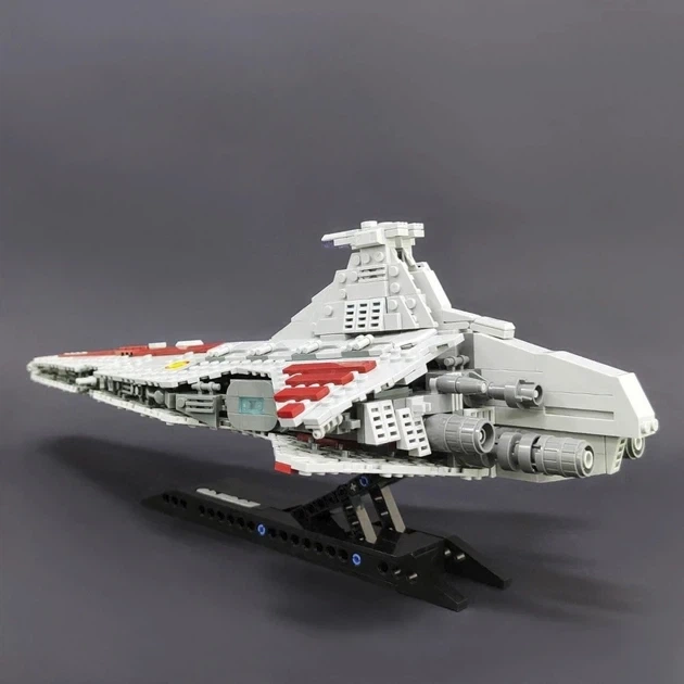 Конструктор звездный крейсер Венатор 67106 Star Wars космический корабль на 960 деталей для сборки модели боевого флагмана Галактической Республики с иллюминаторами пушками башнями и турбоускорителями размером 465 на 235 на 176 см для фанатов - изображение 4