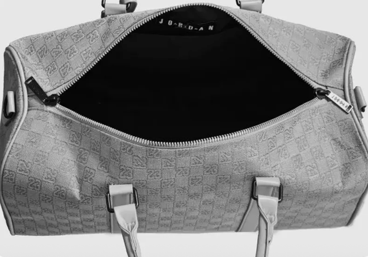 Спортивная сумка через плечо Jordan Duffle Monogram в сером цвете. - Фото 5 Спортивная сумка через плечо Jordan Duffle Monogram в сером цвете. - изображение 5