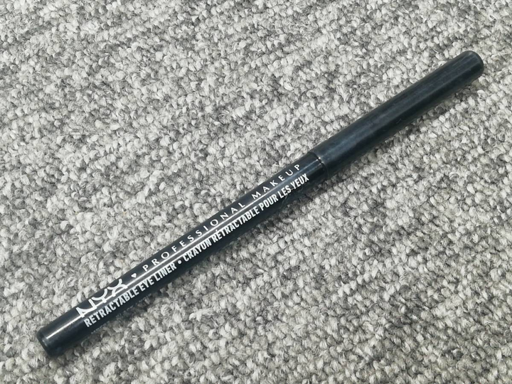 Висувний олівець для очей Nyx Retractable Eye Liner MPE02 Black глибокий чорний - зображення 6