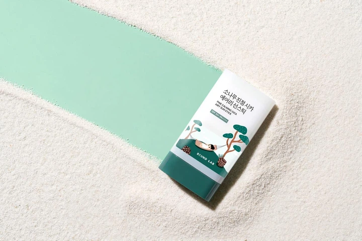 Сонцезахисний стік з екстрактом голок сосни ROUND LAB Pine Calming Cica Airy Sun Stick, 19 г - Фото 3 Сонцезахисний стік з екстрактом голок сосни ROUND LAB Pine Calming Cica Airy Sun Stick, 19 г - изображение 3