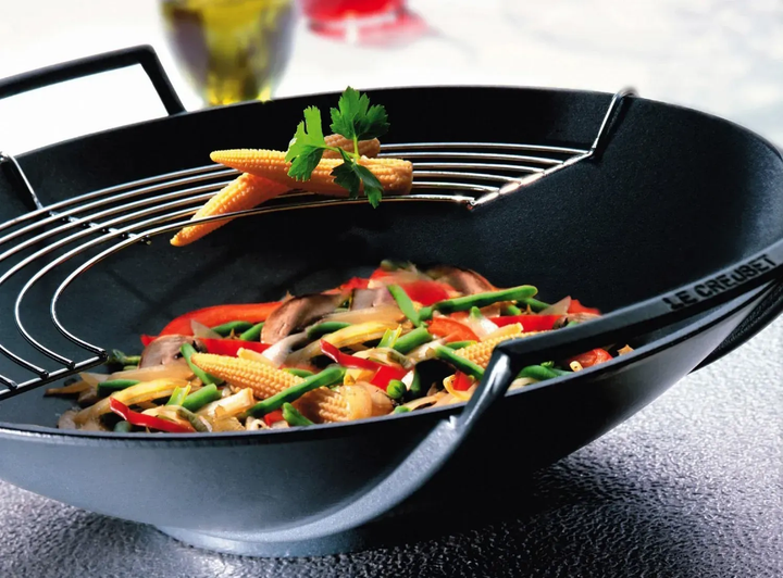 Сковорідка Вок Le Creuset Satin Black 4,5 л 36 см чавунна чорна з кришкою (25104360000460) - зображення 8