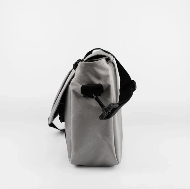 Сумка через плече EastPak Delegate 008 Black 20L в сером цвете. - Фото 4 Сумка через плече EastPak Delegate 008 Black 20L в сером цвете. - изображение 4