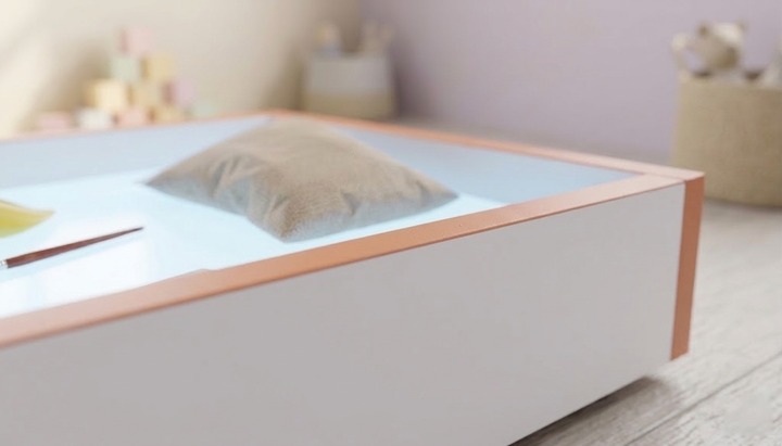 Світлова пісочниця планшет SandyBOX , сенсорний стіл для малювання піском, 75×43, з RGB підсвіткою, білий з з помаранчевою окантовкою - зображення 4