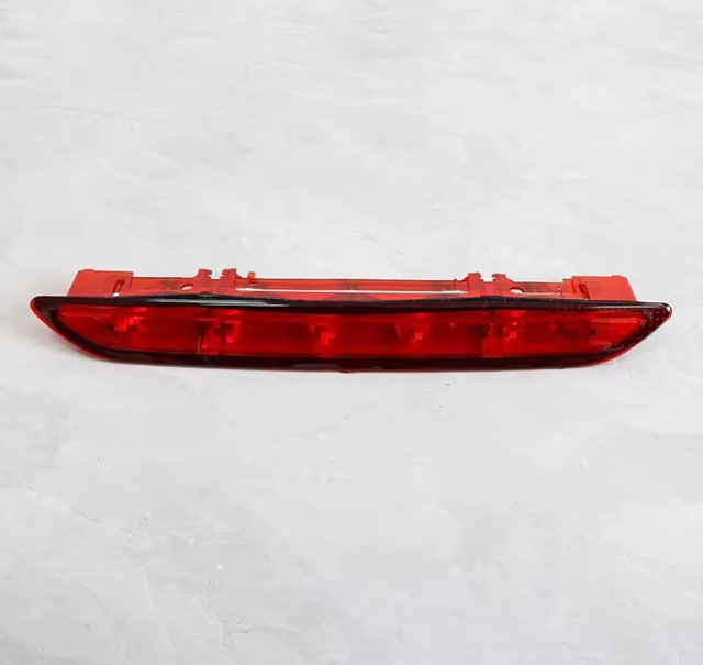 Центральний стоп-сигнал на Ford Mondeo MK4 (2007-2010) - зображення 5