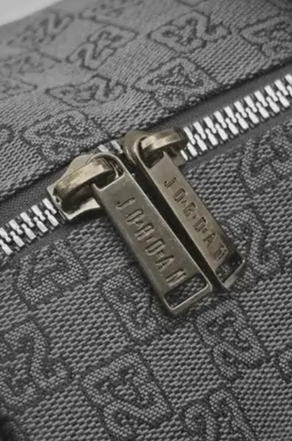Спортивная сумка через плечо Jordan Duffle Monogram в темно-сером цвете. - Фото 7 Спортивная сумка через плечо Jordan Duffle Monogram в темно-сером цвете. - изображение 7