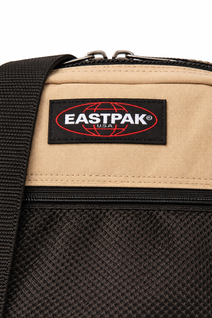 Сумка через плечо Eastpak The One Powr в коричневом цвете. - Фото 2 Сумка через плечо Eastpak The One Powr в коричневом цвете. - изображение 2