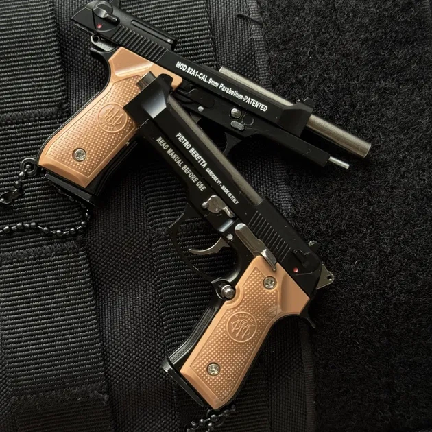 Брелок розбірний пістолет Антистрес M92 BERETTA чорного кольору, іграшка з металу та пластику - Фото 1 Брелок розбірний пістолет Антистрес M92 BERETTA чорного кольору, іграшка з металу та пластику - зображення 1