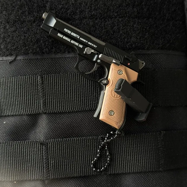 Брелок розбірний пістолет Антистрес M92 BERETTA чорного кольору, іграшка з металу та пластику - Фото 2 Брелок розбірний пістолет Антистрес M92 BERETTA чорного кольору, іграшка з металу та пластику - зображення 2
