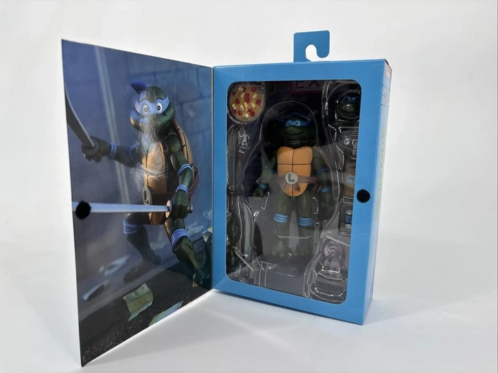Черепашкининдзя: Леонардо Коллекционная фигурка NECA Ultimate (Cartoon VHS Pizza Club) 18 см - Фото 2 Черепашкининдзя: Леонардо Коллекционная фигурка NECA Ultimate (Cartoon VHS Pizza Club) 18 см - изображение 2