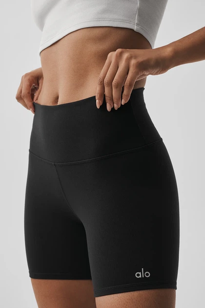 Женские велосипедки Alo Yoga Airbrush High-Waist 5 Biker Short Black W6311R размер M - Фото 2 Женские велосипедки Alo Yoga Airbrush High-Waist 5 Biker Short Black W6311R размер M - изображение 2