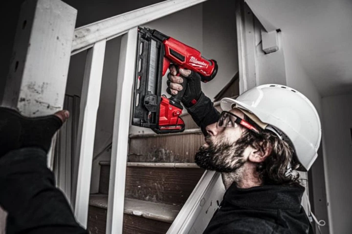Пістолет цвяхів акумуляторний безщітковий MILWAUKEE M18 FN16GA-202X (32-64мм)(ЗУ+2Х2Ач) - Фото 5 Пістолет цвяхів акумуляторний безщітковий MILWAUKEE M18 FN16GA-202X (32-64мм)(ЗУ+2Х2Ач) - изображение 5