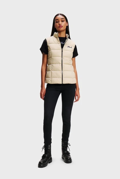 Жіночий бежевий жилет LIGHTWEIGHT PUFFER GILET Karl Lagerfeld 40 246W1512 - Фото 2 Жіночий бежевий жилет LIGHTWEIGHT PUFFER GILET Karl Lagerfeld 40 246W1512 - зображення 2