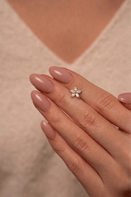 Серьга для хеликса из желтого золота Цветок (з40103) - Фото 4 Серьга для хеликса из желтого золота Цветок (з40103) - изображение 4