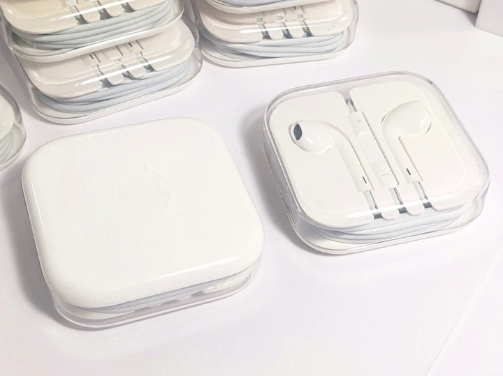 Навушники EarPods 3.5 мм білі з мікрофоном та контролером для прослуховування музики - Фото 6 Навушники EarPods 3.5 мм білі з мікрофоном та контролером для прослуховування музики - зображення 6