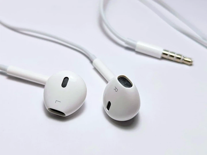 Навушники EarPods 3.5 мм білі з мікрофоном та контролером для прослуховування музики - Фото 8 Навушники EarPods 3.5 мм білі з мікрофоном та контролером для прослуховування музики - зображення 8