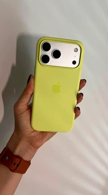 Чохол силіконовий Silicone Case із MagSafe для iPhone 17 Pro Max захист камери жовтий - Фото 2 Чохол силіконовий Silicone Case із MagSafe для iPhone 17 Pro Max захист камери жовтий - зображення 2