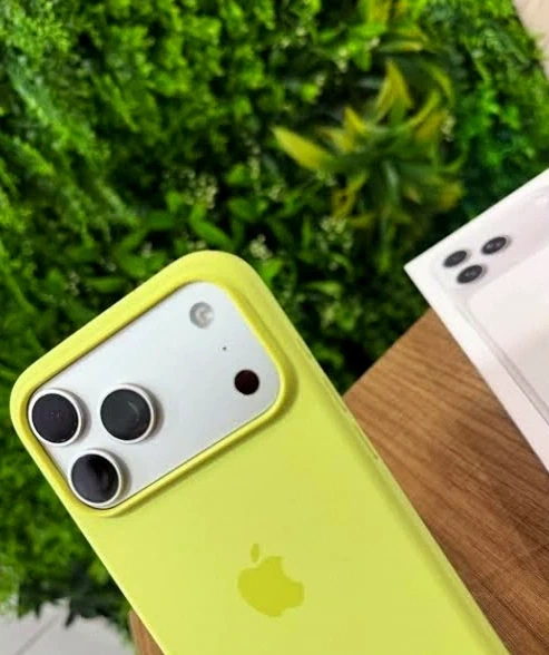 Чохол силіконовий Silicone Case із MagSafe для iPhone 17 Pro Max захист камери жовтий - Фото 8 Чохол силіконовий Silicone Case із MagSafe для iPhone 17 Pro Max захист камери жовтий - зображення 8