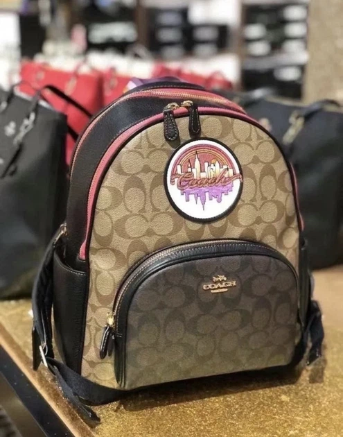 Жіночий рюкзак Coach Court Blocked Signature Canvas Backpack With Souvenir Patches C6920 - Фото 5 Жіночий рюкзак Coach Court Blocked Signature Canvas Backpack With Souvenir Patches C6920 - зображення 5
