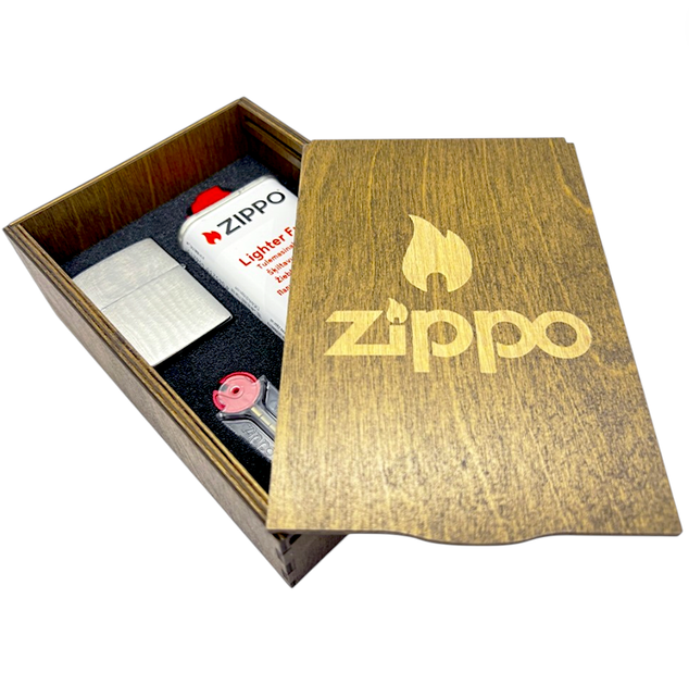 Подарунковий набір Zippo у дерев'яній коробці: Запальничка Zippo Brushed Chrome Classic, Бензин, Кремній - Фото 2 Подарунковий набір Zippo у дерев'яній коробці: Запальничка Zippo Brushed Chrome Classic, Бензин, Кремній - изображение 2