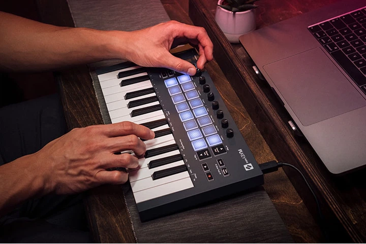 MIDI-клавіатура Novation FLkey Mini - зображення 7