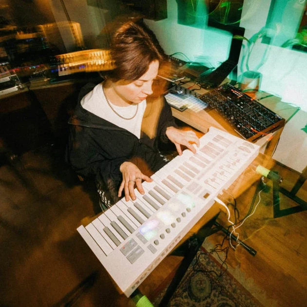 MIDI-клавіатура Novation Launchkey 49 MK4 Біла - зображення 11