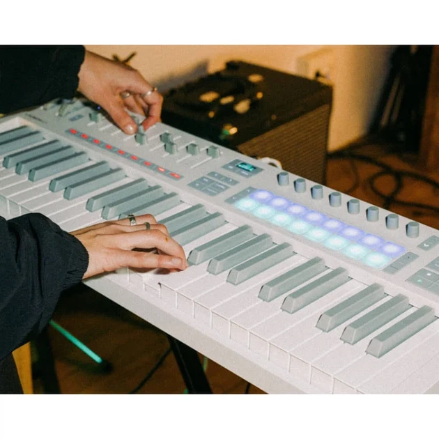 MIDI-клавіатура Novation Launchkey 49 MK4 Біла - зображення 12