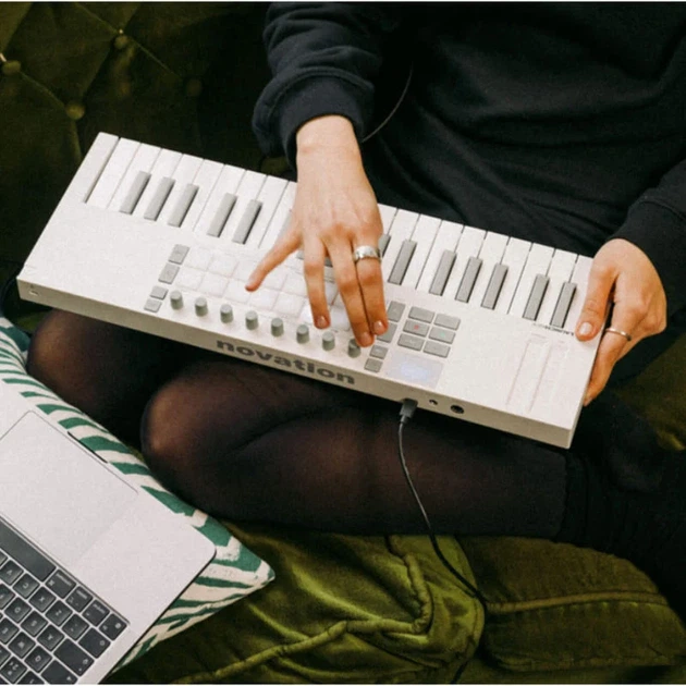 MIDI-клавіатура Novation Launchkey Mini 37 MK4 Біла - зображення 11