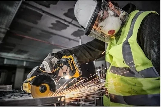 Akumulatorowa pilarka tarczowa DeWalt 18V XR 76 mm bezszczotkowa z 2 akumulatorami 1.7 Ah (DCS438E2T-QW) - obraz 7
