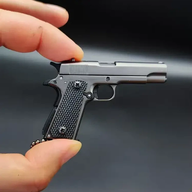 Сувенірний Пістолет COLT 1911 CLASSIC сірий, розбірний брелок з металу 1:3 фіджет - Фото 5 Сувенірний Пістолет COLT 1911 CLASSIC сірий, розбірний брелок з металу 1:3 фіджет - зображення 5