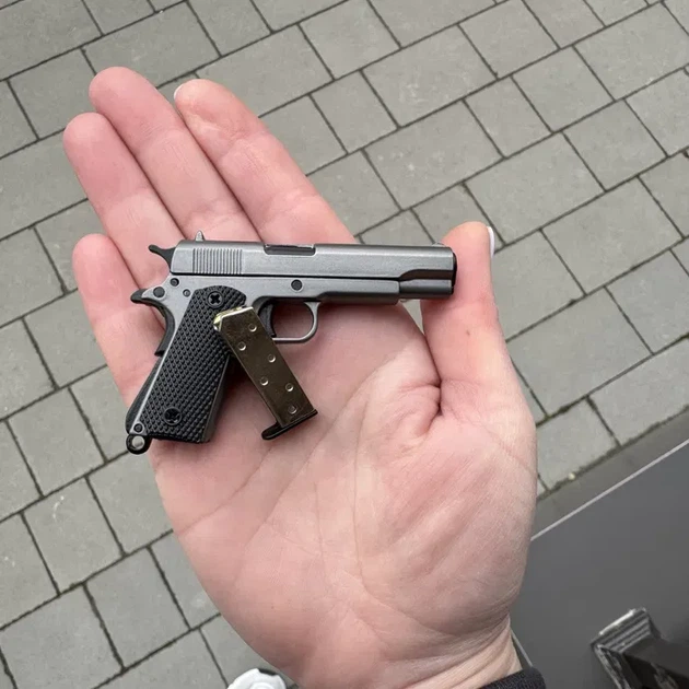 Сувенірний Пістолет COLT 1911 CLASSIC сірий, розбірний брелок з металу 1:3 фіджет - Фото 2 Сувенірний Пістолет COLT 1911 CLASSIC сірий, розбірний брелок з металу 1:3 фіджет - зображення 2