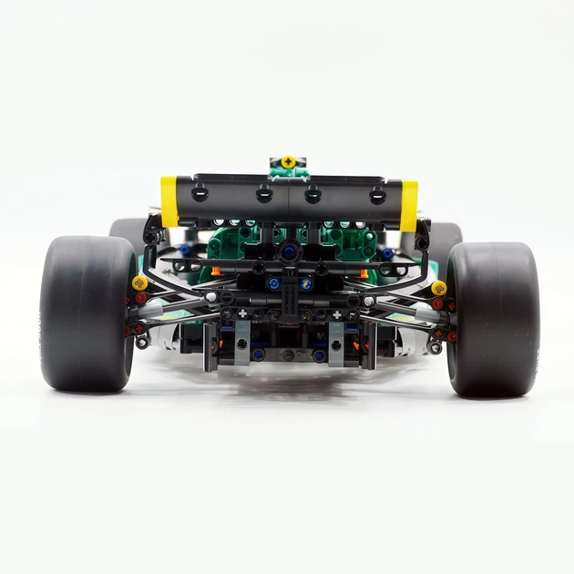 Конструктор Technic Aston Martin AMR25 F1 1:8 - 1912 елементів, болід Формули-1 2025, 65 см - Фото 5 Конструктор Technic Aston Martin AMR25 F1 1:8 - 1912 елементів, болід Формули-1 2025, 65 см - зображення 5