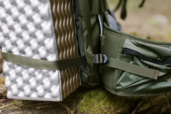 Туристичний рюкзак Tramp Expedition 60 л. для походів і гірського туризму з каркасом, вентиляцією та дощовиком (UTRP-056-olive) - изображение 7