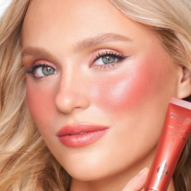 Рідкий хайлайтер-рум'яна Charlotte Tilbury Beauty Light Wand ( Pinkgasm Sunset) 12 ml - Фото 3 Рідкий хайлайтер-рум'яна Charlotte Tilbury Beauty Light Wand ( Pinkgasm Sunset) 12 ml - изображение 3