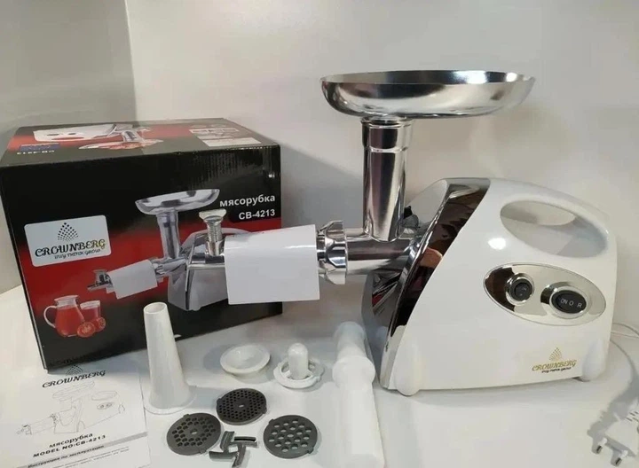 Мясорубка электрическая Crownberg CB 4213 с соковыжималкой для томатов и насадками для колбас 3000 Вт. - изображение 4