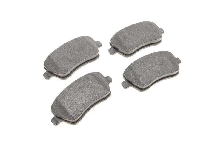 Комплект гальмівних колодок BOSCH 0 986 424 795 Renault Kangoo, Clio, Duster, Logan, Megane, Captur, Zoe; Dacia Duster, Logan; Nissan Note, Micra; Suzuki Swift D1060AX61F, 55810T62J00, 410608481R - изображение 4