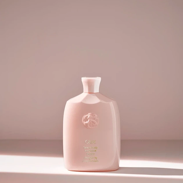 Шампунь Oribe Serene Scalp Anti-Dandruff Shampoo 250 мл (O-SSADS-250) - Фото 1 Шампунь Oribe Serene Scalp Anti-Dandruff Shampoo 250 мл (O-SSADS-250) - зображення 1