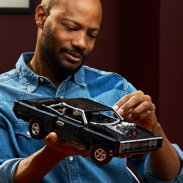 Zestaw klocków LEGO Technic Samochód Fast and Furious Dodge Charger R/T 1516 elementów (42231) - obraz 7