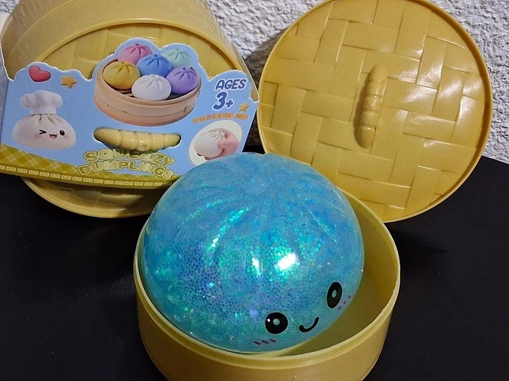 Сквіш Пельмень 10 см у коробочці, іграшка-антистрес Glitter Dumpling усміхнений пельмешка в пароварці - Фото 2 Сквіш Пельмень 10 см у коробочці, іграшка-антистрес Glitter Dumpling усміхнений пельмешка в пароварці - зображення 2
