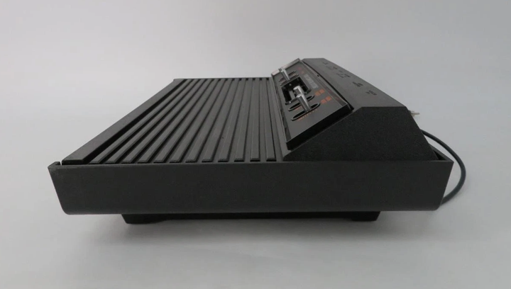 Консоль Atari 2600 Four Switch Darth Vader Black + Коробка Б/У - Фото 4 Консоль Atari 2600 Four Switch Darth Vader Black + Коробка Б/У - изображение 4