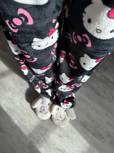 Штани піжамні плюшеві Hello Kitty чорного кольору, теплі домашні штани Хеллоу Кітті L - Фото 4 Штани піжамні плюшеві Hello Kitty чорного кольору, теплі домашні штани Хеллоу Кітті L - зображення 4