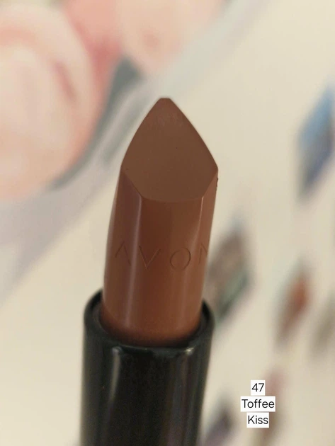 Зволожувальна кремова губна помада Avon "Ультра" 47 Карамельний поцілунок (47 Toffee Kiss) 3,6г - изображение 2