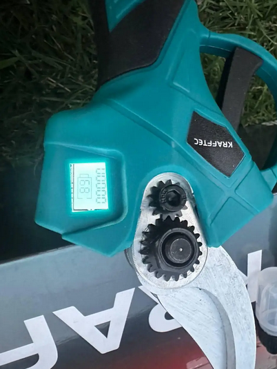 Аккумуляторный набор 3в1 Krafftec 42V/6Ah с секатором, минипилой и штангой 2.7 м - Фото 7 Аккумуляторный набор 3в1 Krafftec 42V/6Ah с секатором, минипилой и штангой 2.7 м - изображение 7