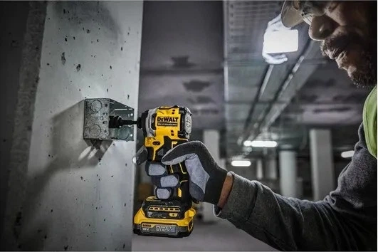 Akumulatorowa zakrętarka udarowa DeWalt 18V XR POWERSTACK 1/4" z 2 akumulatorami 1.7 Ah (DCF850E2T-QW) - obraz 4