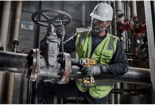 Акумуляторний ударний гайковерт DeWalt 18V XR 1/2" 812 Нм з 2 акумуляторами 5 Аг (DCF892P2T-QW) - зображення 17