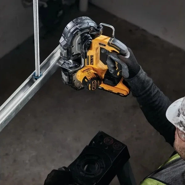 Akumulatorowa pilarka taśmowa DeWalt 18 V XR bez akumulatora i ładowarki (DCS377NT-XJ) - Zdjęcie 7 Akumulatorowa pilarka taśmowa DeWalt 18 V XR bez akumulatora i ładowarki (DCS377NT-XJ) - obraz 7