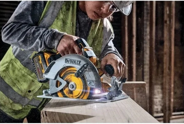 Акумуляторна циркулярна пила DeWalt 18V XR FLEXVOLT ADVANTAGE 190 мм без акумулятора та зарядного пристрою (DCS573NT-XJ) - зображення 4