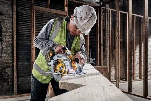 Акумуляторна циркулярна пила DeWalt 18V XR FLEXVOLT ADVANTAGE 190 мм без акумулятора та зарядного пристрою (DCS573NT-XJ) - зображення 7