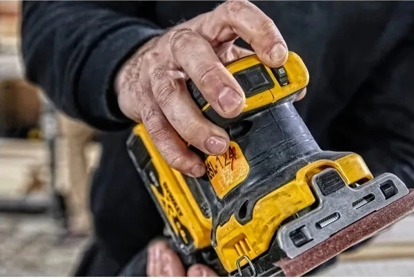 Akumulatorowa szlifierka oscylacyjna DeWalt 18 V XR bez akumulatora i ładowarki (DCW200N-XJ) - obraz 10
