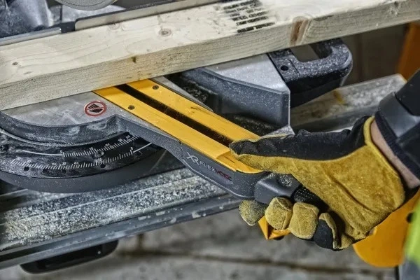 Пила торцювальна DeWalt 54V Flexvolt 216 мм з 2 акумуляторами 6 Аг (DCS777T2-QW) - зображення 5